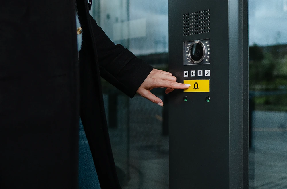 Poste d'interphonie accessible avec amplificateur à boucle d'induction et pictogrammes à led